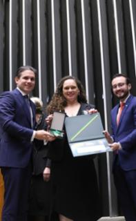 Outorga da Medalha Prefeitos pela Alfabetização das Crianças. Presidente da Câmara dos Deputados, Hugo Motta (REPUBLICANOS - PB). Representando o Município de Acrelândia - AC, Silvia Melo de Sampaio e Dep. Lula da Fonte (PP - PE)