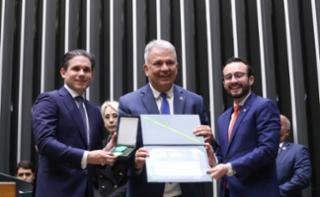 Outorga da Medalha Prefeitos pela Alfabetização das Crianças. Presidente da Câmara dos Deputados, Hugo Motta (REPUBLICANOS - PB). Senador, Sérgio Petecão (PSD - AC) e Dep. Lula da Fonte (PP - PE)
