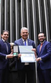 Outorga da Medalha Prefeitos pela Alfabetização das Crianças. Presidente da Câmara dos Deputados, Hugo Motta (REPUBLICANOS - PB). Senador, Sérgio Petecão (PSD - AC) e Dep. Lula da Fonte (PP - PE)