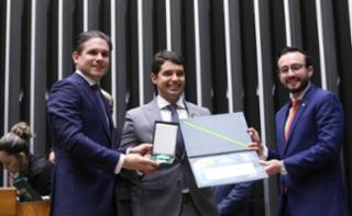 Outorga da Medalha Prefeitos pela Alfabetização das Crianças. Presidente da Câmara dos Deputados, Hugo Motta (REPUBLICANOS - PB), Prefeito de Jequia da Praia - AL, Carlos Felipe Castro Jatobá Lins e Dep. Lula da Fonte (PP - PE)