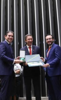 Outorga da Medalha Prefeitos pela Alfabetização das Crianças.  Presidente da Câmara dos Deputados, Hugo Motta (REPUBLICANOS - PB). Prefeito de Carnaubeira Da Penha- PE, Elisio Soares Filho. Dep. Lula da Fonte (PP - PE)