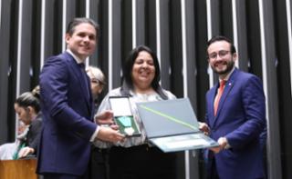 Outorga da Medalha Prefeitos pela Alfabetização das Crianças.  Presidente da Câmara dos Deputados, Hugo Motta (REPUBLICANOS - PB). Prefeita de Cumaru - PE, Maria Zeneide Medeiros da Costa. Dep. Lula da Fonte (PP - PE)