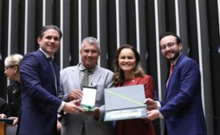 Outorga da Medalha Prefeitos pela Alfabetização das Crianças.  Presidente da Câmara dos Deputados, Hugo Motta (REPUBLICANOS - PB). Prefeito de São José de Ubá - RJ, Jean Marcos Pereira da Silva. Dep. Daniela do Waguinho (UNIÃO - RJ). Dep. Lula da Fonte (PP - PE)