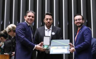 Outorga da Medalha Prefeitos pela Alfabetização das Crianças.  Presidente da Câmara dos Deputados, Hugo Motta (REPUBLICANOS - PB). Prefeito de Varre-Sai - PE, Lauro Abib Fabri. Dep. Lula da Fonte (PP - PE)