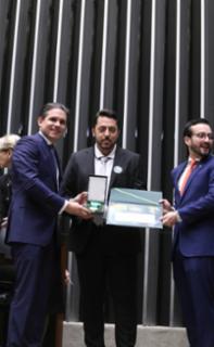 Outorga da Medalha Prefeitos pela Alfabetização das Crianças.  Presidente da Câmara dos Deputados, Hugo Motta (REPUBLICANOS - PB). Prefeito de Varre-Sai - PE, Lauro Abib Fabri. Dep. Lula da Fonte (PP - PE)