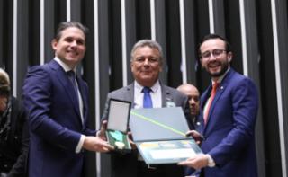 Outorga da Medalha Prefeitos pela Alfabetização das Crianças.  Presidente da Câmara dos Deputados, Hugo Motta (REPUBLICANOS - PB). Representando Francisco Dantas - RN, Hudson Pereira de Brito. Dep. Lula da Fonte (PP - PE)
