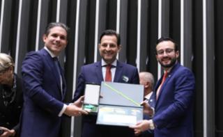 Outorga da Medalha Prefeitos pela Alfabetização das Crianças.  Presidente da Câmara dos Deputados, Hugo Motta (REPUBLICANOS - PB). Representando Porto Lucena - RS, Carlos André Silva da Cunha. Dep. Lula da Fonte (PP - PE)