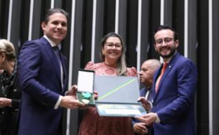 Outorga da Medalha Prefeitos pela Alfabetização das Crianças.  Presidente da Câmara dos Deputados, Hugo Motta (REPUBLICANOS - PB). Prefeita de Pimenta Bueno - RO, Silene Rodrigues da Silva Souza. Dep. Lula da Fonte (PP - PE)