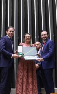 Outorga da Medalha Prefeitos pela Alfabetização das Crianças.  Presidente da Câmara dos Deputados, Hugo Motta (REPUBLICANOS - PB). Prefeita de Pimenta Bueno - RO, Silene Rodrigues da Silva Souza. Dep. Lula da Fonte (PP - PE)