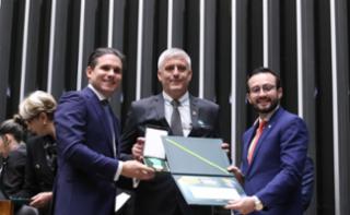 Outorga da Medalha Prefeitos pela Alfabetização das Crianças. Presidente da Câmara dos Deputados, Hugo Motta (REPUBLICANOS - PB). Vice-Prefeito Arabutã - SC, Ivan Roberto. Dep. Lula da Fonte (PP - PE)