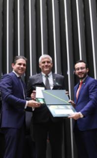 Outorga da Medalha Prefeitos pela Alfabetização das Crianças. Presidente da Câmara dos Deputados, Hugo Motta (REPUBLICANOS - PB). Vice-Prefeito Arabutã - SC, Ivan Roberto. Dep. Lula da Fonte (PP - PE)