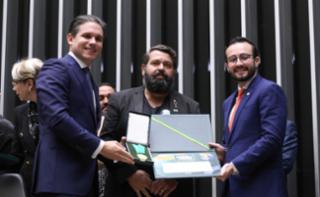 Outorga da Medalha Prefeitos pela Alfabetização das Crianças.  Presidente da Câmara dos Deputados, Hugo Motta (REPUBLICANOS - PB). Prefeito de Santa Clara do Oeste - SP, José Basílio de Farias. Dep. Lula da Fonte (PP - PE)