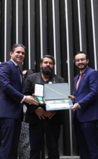 Outorga da Medalha Prefeitos pela Alfabetização das Crianças.  Presidente da Câmara dos Deputados, Hugo Motta (REPUBLICANOS - PB). Prefeito de Santa Clara do Oeste - SP, José Basílio de Farias. Dep. Lula da Fonte (PP - PE)