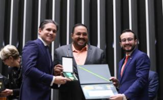 Outorga da Medalha Prefeitos pela Alfabetização das Crianças. Presidente da Câmara dos Deputados, Hugo Motta (REPUBLICANOS - PB). Prefeito de Vitória Brasil - SP, Paulo Henrique Miotto e Dep. Lula da Fonte (PP - PE)