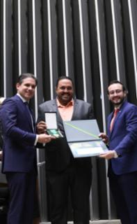Outorga da Medalha Prefeitos pela Alfabetização das Crianças. Presidente da Câmara dos Deputados, Hugo Motta (REPUBLICANOS - PB). Prefeito de Vitória Brasil - SP, Paulo Henrique Miotto e Dep. Lula da Fonte (PP - PE)
