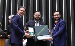 Outorga da Medalha Prefeitos pela Alfabetização das Crianças. Presidente da Câmara dos Deputados, Hugo Motta  (REPUBLICANOS - PE). Prefeito de Canhoba - SE, Crystophe Divino e Dep. Lula da Fonte (PP - PE)