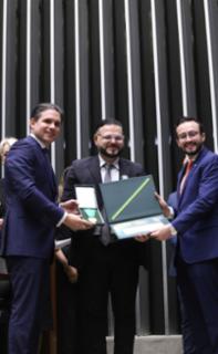 Outorga da Medalha Prefeitos pela Alfabetização das Crianças. Presidente da Câmara dos Deputados, Hugo Motta  (REPUBLICANOS - PE). Prefeito de Canhoba - SE, Crystophe Divino e Dep. Lula da Fonte (PP - PE)