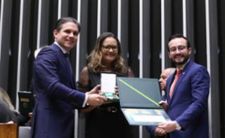 Outorga da Medalha Prefeitos pela Alfabetização das Crianças. Presidente da Câmara dos Deputados, Hugo Motta (REPUBLICANOS - PB). Representando o Estado de São Cristóvão - SE, Deise Maria Barroso e Dep. Lula da Fonte (PP - PE).