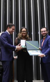 Outorga da Medalha Prefeitos pela Alfabetização das Crianças. Presidente da Câmara dos Deputados, Hugo Motta (REPUBLICANOS - PB). Representando o Estado de São Cristóvão - SE, Deise Maria Barroso e Dep. Lula da Fonte (PP - PE).