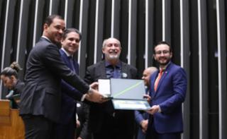 Outorga da Medalha Prefeitos pela Alfabetização das Crianças. Dep. Vicentinho Junior (PP - TO). Presidente da Câmara dos Deputados, Hugo Motta (REPUBLICANOS - PB). Prefeito de Aliança do Tocantins - TO, Elves Moreira Guimarães e Dep. Lula da Fonte (PP - PE)