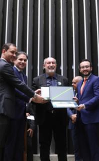 Outorga da Medalha Prefeitos pela Alfabetização das Crianças. Dep. Vicentinho Junior (PP - TO). Presidente da Câmara dos Deputados, Hugo Motta (REPUBLICANOS - PB). Prefeito de Aliança do Tocantins - TO, Elves Moreira Guimarães e Dep. Lula da Fonte (PP - PE)