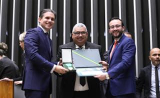 Outorga da Medalha Prefeitos pela Alfabetização das Crianças. Presidente da Câmara dos Deputados, Hugo Motta (REPUBLICANOS - PB). Prefeito de Machados - PE, Juarez Rodrigues Fernandes e Dep. Lula da Fonte (PP - PE)