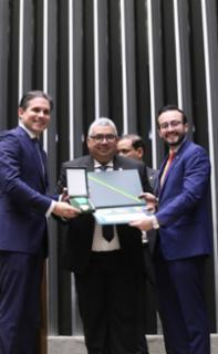 Outorga da Medalha Prefeitos pela Alfabetização das Crianças. Presidente da Câmara dos Deputados, Hugo Motta (REPUBLICANOS - PB). Prefeito de Machados - PE, Juarez Rodrigues Fernandes e Dep. Lula da Fonte (PP - PE)