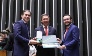 Outorga da Medalha Prefeitos pela Alfabetização das Crianças.  Presidente da Câmara dos Deputados, Hugo Motta (REPUBLICANOS - PB). Prefeito de Carnaubeira Da Penha- PE, Elisio Soares Filho. Dep. Lula da Fonte (PP - PE)