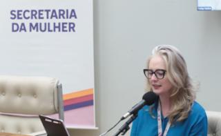 Seminário - A importância da implementação do Orçamento Sensível a Gênero e Raça. Advogada e Servidora Pública federal, Danielle Gruneich.