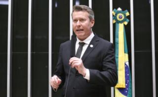 Homenagem aos 21 anos de fundação da Associação Brasileira de Rochas Naturais (Centrorochas) e aos 52 anos do Sindicato da Indústria de Rochas Ornamentais, Cal e Calcários do Espírito Santo (Sindirochas). 	Presidente do SINDIROCHAS, Bismark Bachiete
