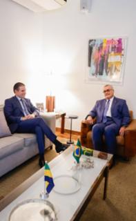 Visita do Embaixador do Gabão. Presidente da Câmara dos Deputados, Hugo Motta (REPUBLICANOS - PB) e Embaixador do Gabão, Jacques Michel Moudoute-Bell