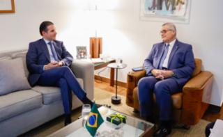 Visita do Embaixador do Gabão. Presidente da Câmara dos Deputados, Hugo Motta (REPUBLICANOS - PB) e Embaixador do Gabão, Jacques Michel Moudoute-Bell