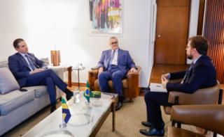 Visita do Embaixador do Gabão. Presidente da Câmara dos Deputados, Hugo Motta (REPUBLICANOS - PB), Embaixador do Gabão, Jacques Michel Moudoute-Bell e Assessor de Assuntos Diplomáticos da Presidência da Câmara dos Deputados, Nilo Dytz