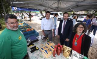 Feira de Orgânicos da Câmara dos Deputados. Dep. Carlos Veras (PT - PE) e Diretor-Geral da Câmara dos Deputados, Guilherme Barbosa Brandão.