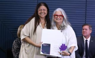 Premiação do Concurso de Vídeo - Pelo Fim da Violência contra mulher. Dep. Laura Carneiro (PSD-RJ) e Região Nordeste – Diretora de “Quem eu sou?” (2023), Lisiane Fagundes Cohen, Salvador/BA