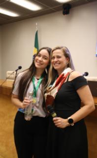 Cerimônia de encerramento de contrato e homenagem a Jovens Aprendizes. Pró-adolescente, Julia Medeiros. Educadora social da Renapsi, Sabrina Tavares.