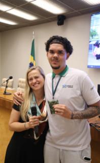 Cerimônia de encerramento de contrato e homenagem a Jovens Aprendizes.  Educadora social da Renapsi, Sabrina Tavares. Pró-adolescente, Luan Gabriel.