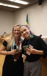 Cerimônia de encerramento de contrato e homenagem a Jovens Aprendizes. Educadora social da Renapsi, Sabrina Tavares. Pró-adolescente, Beatriz Almeida.