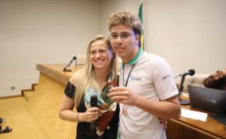 Cerimônia de encerramento de contrato e homenagem a Jovens Aprendizes. Educadora social da Renapsi, Sabrina Tavares. Pró-adolescente, Gabriel Moreira.