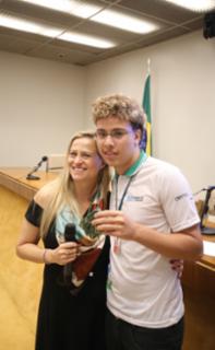 Cerimônia de encerramento de contrato e homenagem a Jovens Aprendizes. Educadora social da Renapsi, Sabrina Tavares. Pró-adolescente, Gabriel Moreira.