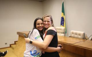 Cerimônia de encerramento de contrato e homenagem a Jovens Aprendizes. Pró-adolescente, Isabela Cristine. Educadora social da Renapsi, Sabrina Tavares.