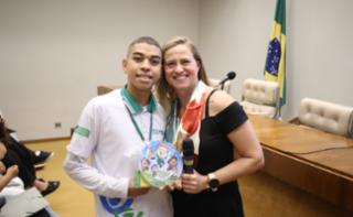 Cerimônia de encerramento de contrato e homenagem a Jovens Aprendizes. Pró-adolescente, João Vitor. Educadora social da Renapsi, Sabrina Tavares.