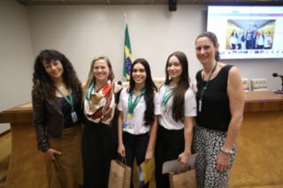 Cerimônia de encerramento de contrato e homenagem a Jovens Aprendizes. Servidora, Cibelli Colmanetti; Educadora social da Renapsi, Sabrina Tavares; Pró Adolescente, Milena de Assis; Pró Adolescente, Júlia Medeiros; Diretora da Rádio Câmara, Verônica Lima.