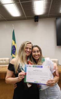 Cerimônia de encerramento de contrato e homenagem a Jovens Aprendizes. Educadora social da Renapsi, Sabrina Tavares. Pró Adolescente, Yorrana Viana.