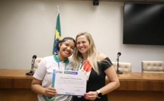 Cerimônia de encerramento de contrato e homenagem a Jovens Aprendizes. Pró Adolescente, Marilly. Servidora, Sabrina Tavares.