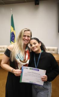 Cerimônia de encerramento de contrato e homenagem a Jovens Aprendizes. Educadora Social da Renapsi, Sabrina Tavares. Pró-adolescente, Giovanna Vitoria.