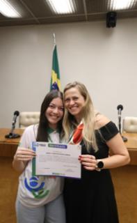 Cerimônia de encerramento de contrato e homenagem a Jovens Aprendizes. Educadora Social da Renapsi, Sabrina Tavares. Pró-adolescente, Isabelly Maria.