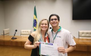 Cerimônia de encerramento de contrato e homenagem a Jovens Aprendizes. Educadora Social da Renapsi, Sabrina Tavares. Pró-adolescente, Jonatan Rodrigues.