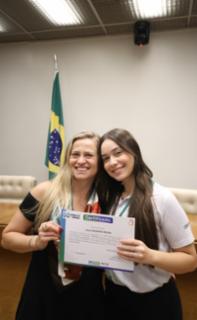 Cerimônia de encerramento de contrato e homenagem a Jovens Aprendizes. Educadora Social da Renapsi, Sabrina Tavares. Pró-adolescente, Julia Medeiros.