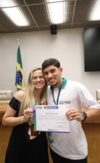 Cerimônia de encerramento de contrato e homenagem a Jovens Aprendizes. Educadora Social da Renapsi, Sabrina Tavares. Pró-adolescente, Miguel da SIlva.